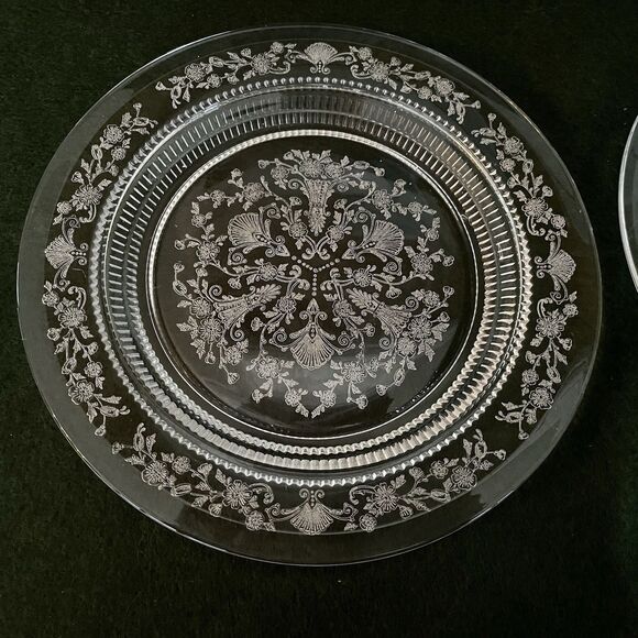 Duncan & Miller "First Love" Set of Two 8 1/2” Etched Plates Mint Condition Vint - Picture 4 of 6